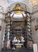 10 Le maitre-autel est surmonte d'un baldaquin a six colonnes de marbre torsadees.